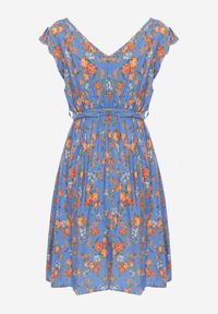 Born2be - Niebieska Sukienka z Gumką w Pasie z Wiskozy w Kwiaty Chrysa. Typ kołnierza: kołnierz z falbankami. Kolor: niebieski. Materiał: wiskoza. Wzór: kwiaty #4