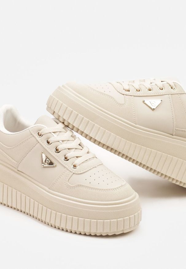 Renee - Beżowe Sznurowane Sneakersy Vices Tłoczonej Platformie Ozdobione Trójkątem Raviri. Zapięcie: sznurówki. Kolor: beżowy. Materiał: jeans. Wzór: aplikacja. Obcas: na platformie
