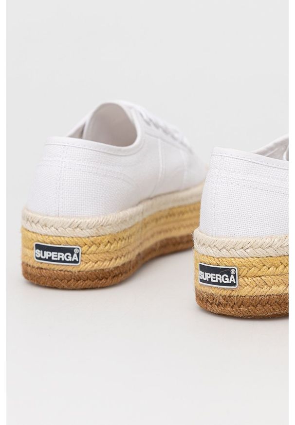 Superga - Espadryle. Nosek buta: okrągły. Zapięcie: sznurówki. Kolor: biały. Materiał: materiał. Wzór: gładki. Obcas: na platformie