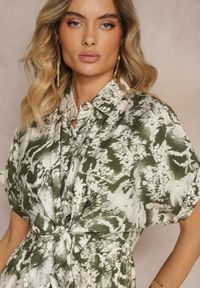 Renee - Zielono-Biała Sukienka Taliowana z Gumką w Talii Nasilena. Okazja: na co dzień. Kolor: zielony. Długość rękawa: krótki rękaw. Typ sukienki: proste. Styl: wizytowy, elegancki, casual #3