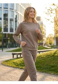 Sinsay - Dresowe spodnie jogger terry - brązowy. Kolor: brązowy. Materiał: dresówka