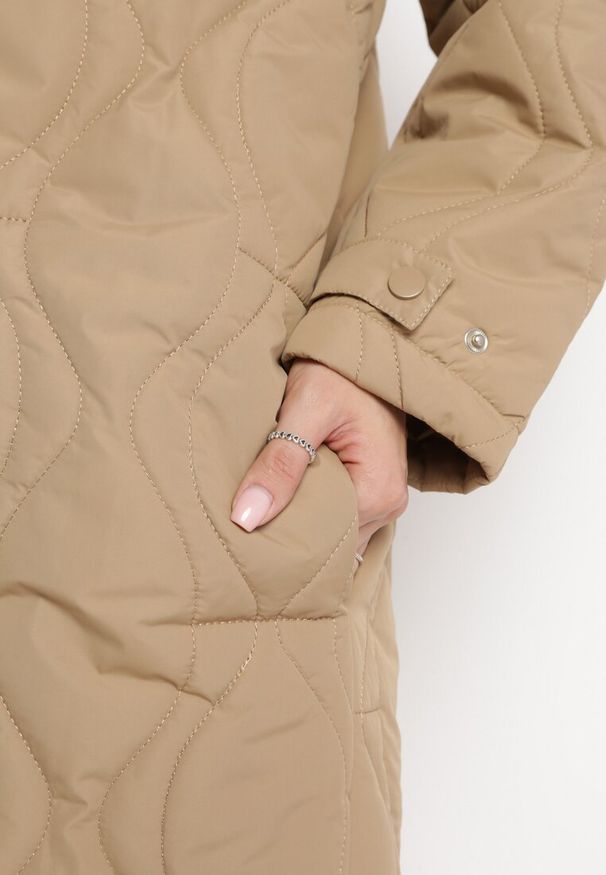 Born2be - Beżowy Długi Płaszcz Kurtka z Kołnierzem i Pikowaniem Semere. Kolor: beżowy. Długość: długie