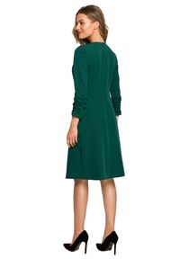 Stylove - Elegancka sukienka trapezowa z marszczeniami klasyczna zielona. Okazja: do pracy. Kolor: zielony. Typ sukienki: trapezowe. Styl: klasyczny, elegancki #3
