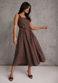 Renee - Brązowa Retro Sukienka z Bawełny i Wiskozy w Kropki o Rozkloszowanym Kroju Phrithoe. Okazja: na co dzień. Typ kołnierza: dekolt kwadratowy. Kolor: brązowy. Wzór: kropki. Typ sukienki: rozkloszowane, proste. Materiał: wiskoza, bawełna. Długość rękawa: bez rękawów. Sezon: lato. Styl: retro #5