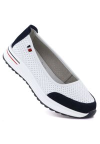 Skórzane baleriny na grubej podeszwie ażurowe białe Jezzi 7815. Kolor: biały. Materiał: skóra. Szerokość cholewki: normalna. Wzór: ażurowy #1