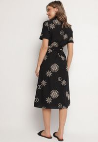 Born2be - Czarna Koszulowa Sukienka z Wiskozy z Haftowanymi Kwiatami i Paskiem Diviera. Kolor: czarny. Materiał: wiskoza. Wzór: kwiaty, haft. Typ sukienki: koszulowe. Styl: boho #4