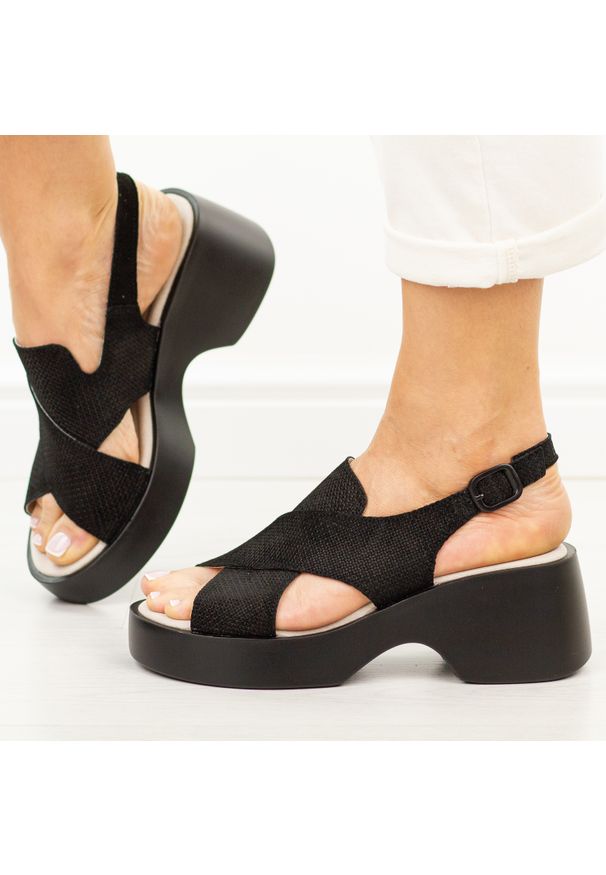 Czarne skórzane sandały damskie na platformie S.Barski 7005. Okazja: na co dzień. Zapięcie: pasek. Kolor: czarny. Materiał: skóra, zamsz. Sezon: wiosna, lato. Obcas: na platformie. Styl: casual