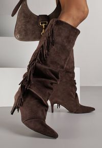 Born2be - Brązowe Marszczone Kozaki z Imitacji Zamszu na Niskiej Szpilce z Frędzlami Linonra. Okazja: na randkę. Zapięcie: bez zapięcia. Kolor: brązowy. Materiał: zamsz. Wzór: aplikacja. Sezon: zima, jesień. Styl: klasyczny, elegancki #1