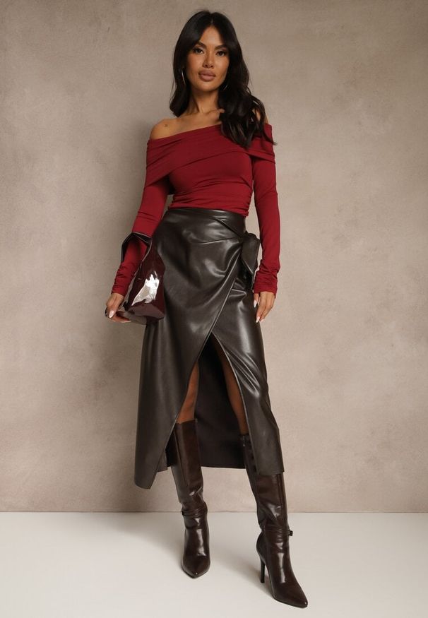 Renee - Brązowa Marszczona Spódnica z Imitacji Skóry o Kopertowym Kroju z Wiązaniem Seoselle. Okazja: na randkę, na spotkanie biznesowe. Kolor: brązowy. Materiał: skóra. Styl: biznesowy