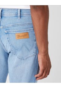 Wrangler - WRANGLER TEXAS SLIM MĘSKE SPODNIE JEANSOWE BLUE CHAMP W12SYI29K. Okazja: na spotkanie biznesowe. Styl: biznesowy, elegancki