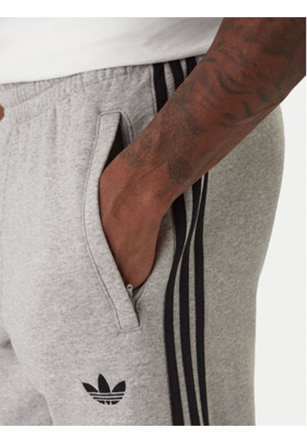 Adidas - adidas Spodnie dresowe 3-Stripes KE2428 Szary Slim Fit. Kolor: szary. Materiał: bawełna