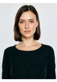 Big-Star - Sukienka damska mini dopasowana czarna Malgosara 906. Kolor: czarny. Materiał: dzianina. Wzór: prążki. Typ sukienki: asymetryczne, kopertowe. Styl: elegancki. Długość: mini #3