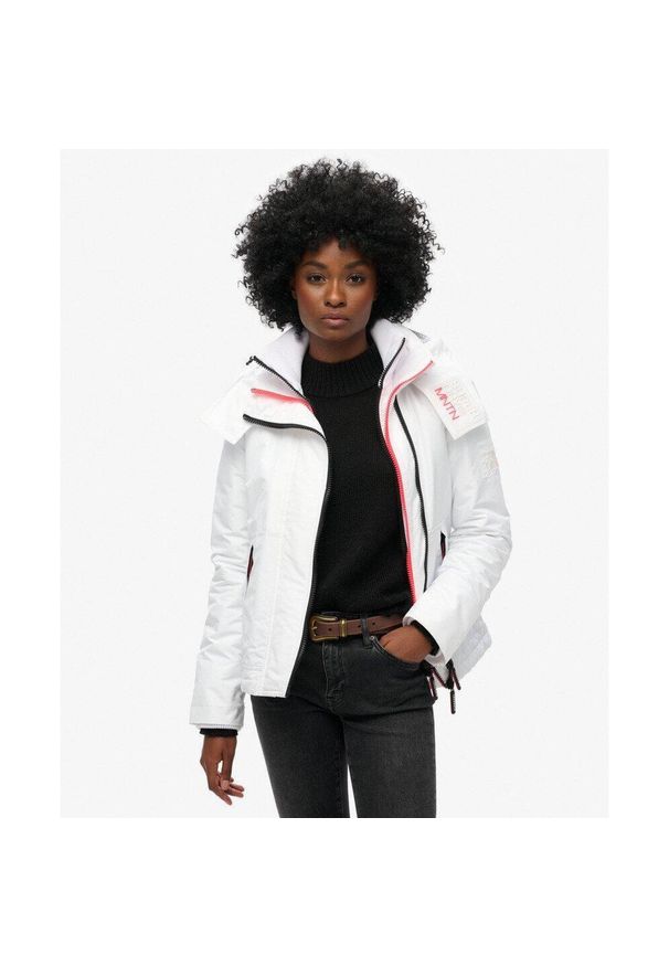 Superdry - Kurtka przeciwwiatrowa z kapturem na góry. Typ kołnierza: kaptur. Kolor: biały. Długość rękawa: długi rękaw