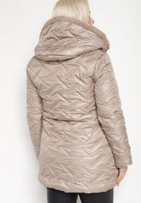 Born2be - Ciemnobeżowa Pikowana Kurtka z Kapturem Ocieplana Futerkiem Lealinea. Okazja: na co dzień. Typ kołnierza: kaptur. Kolekcja: plus size. Kolor: beżowy. Materiał: futro. Długość: długie. Styl: casual #4