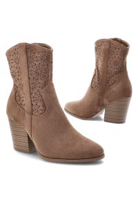 S.Barski - Botki damskie S. Barski, z noskiem w szpic na wysokim obcasie za kostkę i na suwak, coffee, HY52-514. Okazja: na co dzień. Zapięcie: zamek. Kolor: brązowy. Szerokość cholewki: normalna. Wzór: aplikacja, ażurowy, kwiaty. Wysokość cholewki: za kostkę. Materiał: materiał. Obcas: na obcasie. Styl: boho, elegancki, casual. Wysokość obcasa: średni, wysoki #6