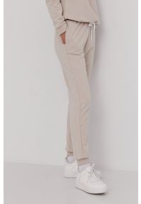 Answear Lab Spodnie damskie kolor beżowy gładkie. Kolor: beżowy. Materiał: dzianina. Wzór: gładki #3