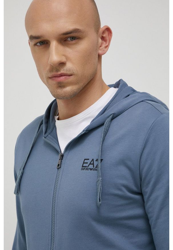 EA7 Emporio Armani bluza bawełniana męska z kapturem gładka. Okazja: na co dzień. Typ kołnierza: kaptur. Kolor: niebieski. Materiał: bawełna. Wzór: gładki. Styl: casual