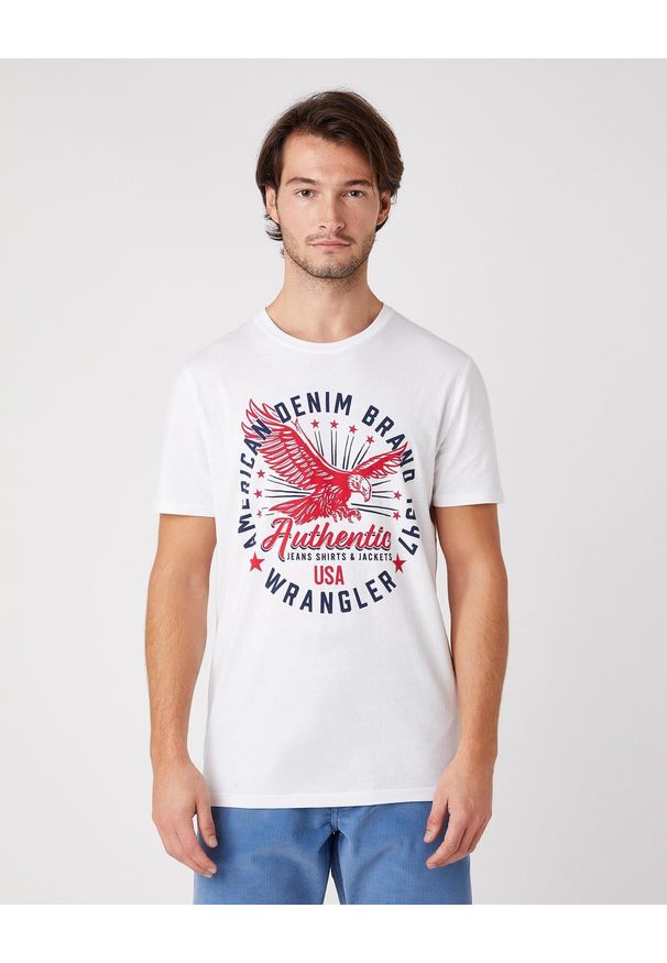 Wrangler - MĘSKI T-SHIRT WRANGLER SS CLASSIC AMERICANA WHITE W7AHD3989 112131341. Okazja: na co dzień, do pracy, na uczelnię, na imprezę. Typ kołnierza: okrągły. Materiał: tkanina, bawełna, materiał, jeans, denim. Długość rękawa: krótki rękaw. Długość: krótkie. Wzór: napisy, aplikacja, nadruk. Sezon: lato. Styl: casual, klasyczny, retro, vintage
