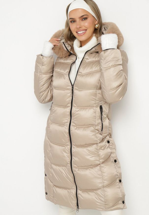 Born2be - Beżowa Pikowana Kurtka Płaszcz za Kolano z Kapturem i Futerkiem Naelora. Okazja: na co dzień, na spacer. Typ kołnierza: kaptur. Kolor: beżowy. Materiał: futro. Styl: casual, klasyczny