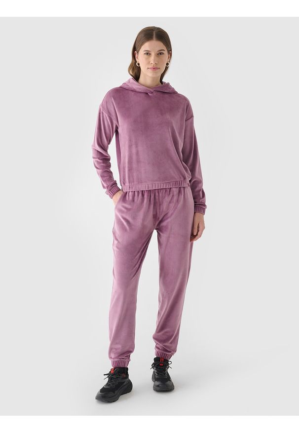 4f - 4F Bluza dresowa z weluru nierozpinana z kapturem damska - różowa S. Okazja: na co dzień. Typ kołnierza: kaptur. Kolor: różowy. Materiał: welur, dresówka. Wzór: ze splotem, jednolity, gładki. Styl: casual, sportowy