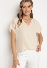 Born2be - Beżowa Bluzka z Krótkim Rękawem i Dekoltem w Serek Rellema. Okazja: na co dzień. Typ kołnierza: dekolt w serek. Kolekcja: plus size. Kolor: beżowy. Materiał: jeans. Długość rękawa: krótki rękaw. Długość: krótkie. Styl: casual, elegancki #1