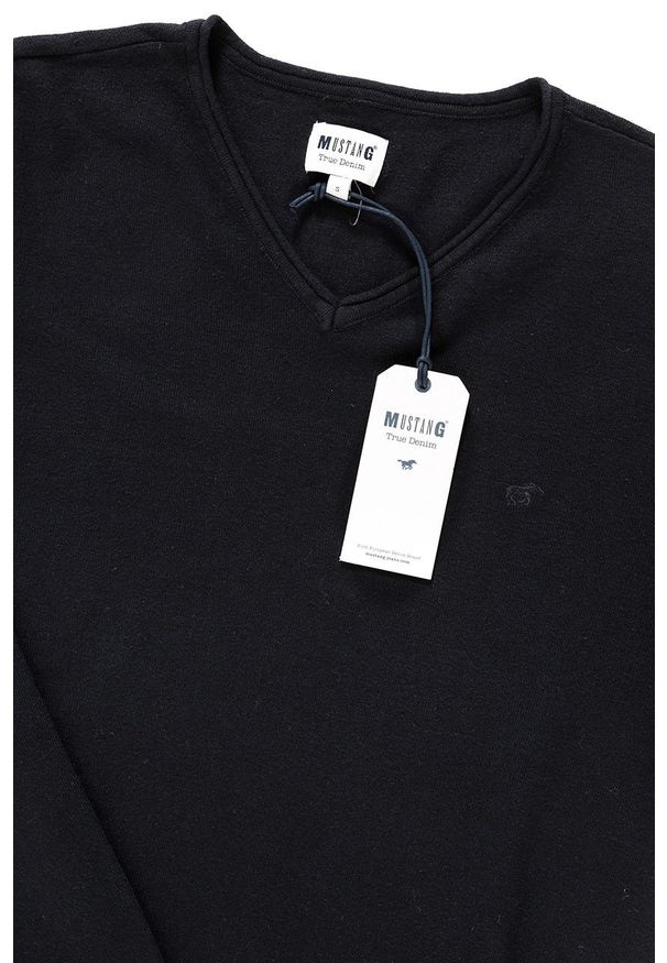 Mustang - MĘSKI SWETER MUSTANG Emil V Rolledge CAVIAR 1008639 4132. Okazja: na spotkanie biznesowe, do pracy, na co dzień. Typ kołnierza: button down. Materiał: bawełna. Długość rękawa: długi rękaw. Długość: długie. Wzór: aplikacja, gładki, nadruk. Sezon: zima. Styl: biznesowy, klasyczny, elegancki, casual