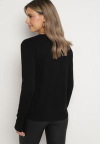 Born2be - Czarny Casualowy Sweter o Klasycznym Kroju z Wełną i Kaszmirem Dailithra. Okazja: na co dzień. Kolor: czarny. Materiał: kaszmir, wełna. Wzór: aplikacja. Styl: klasyczny, casual