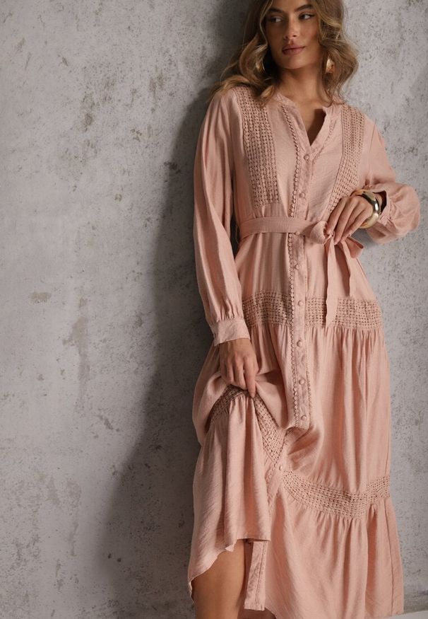 Renee - Jasnoróżowa Wiskozowa Sukienka o Rozkloszowanym Kroju z Wiązanym Paskiem i Koronką Reisavien. Okazja: na spacer, na co dzień. Typ kołnierza: dekolt w serek. Kolor: różowy. Materiał: wiskoza, koronka. Wzór: koronka. Typ sukienki: rozkloszowane. Styl: casual, elegancki