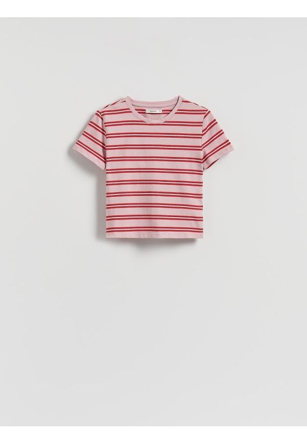 Reserved - Krótki t-shirt w paski - pastelowy róż. Kolor: różowy. Materiał: bawełna. Długość: krótkie. Wzór: paski