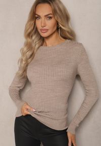 Renee - Jasnobeżowy Casualowy Sweter z Prążkowanego Materiału Zintra. Okazja: na co dzień. Kolor: beżowy. Materiał: materiał, prążkowany. Długość rękawa: długi rękaw. Długość: długie. Styl: casual