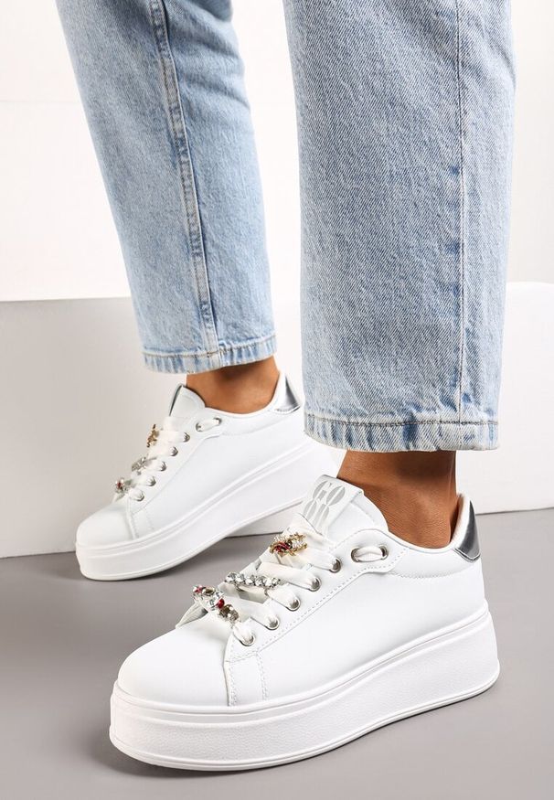 Renee - Biało-Srebrne Sneakersy na Platformie Ozdobione Odpinanymi Aplikacjami z Cyrkonii Neishi. Okazja: na co dzień. Nosek buta: okrągły. Zapięcie: sznurówki. Kolor: biały. Materiał: jeans. Wzór: aplikacja. Obcas: na platformie