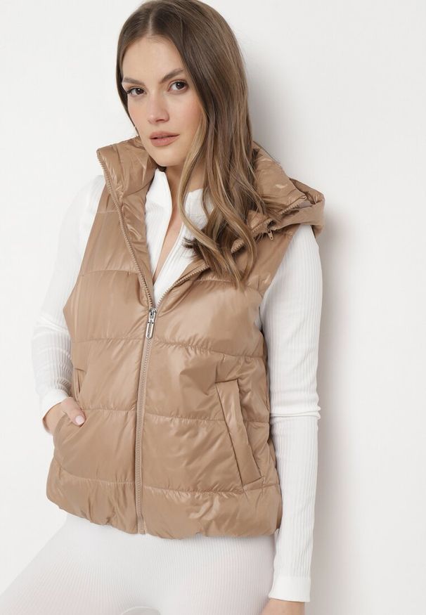 Born2be - Beżowa Kamizelka z Odpinanym Kapturem i Kieszeniami Pikowana Aggevia. Kolor: beżowy