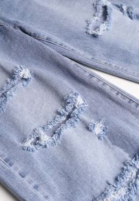 Born2be - Niebieskie Szerokie Jeansy z Wysokim Stanem Zdobione Przetarciami i Dziurami Brizeth. Okazja: na co dzień. Stan: podwyższony. Kolor: niebieski. Wzór: aplikacja. Styl: casual #2