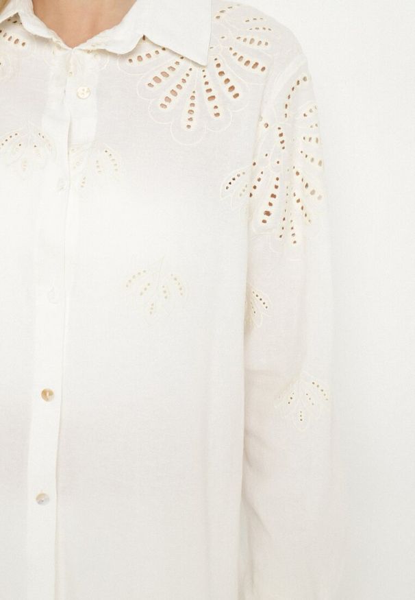 Born2be - Biała Bawełniana Koszula Zdobiona Ażurowym Haftem Nevriona. Okazja: na co dzień. Typ kołnierza: kołnierzyk klasyczny. Kolor: biały. Materiał: bawełna. Długość rękawa: długi rękaw. Długość: długie. Wzór: aplikacja, ażurowy, haft. Styl: elegancki, klasyczny, casual