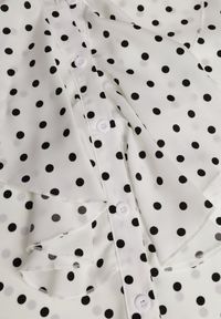 Renee - Biała Falbaniasta Koszula z Wiskozy w Kropki ze Stójką Aegista. Typ kołnierza: kołnierzyk stójkowy. Kolor: biały. Materiał: wiskoza. Wzór: kropki #7