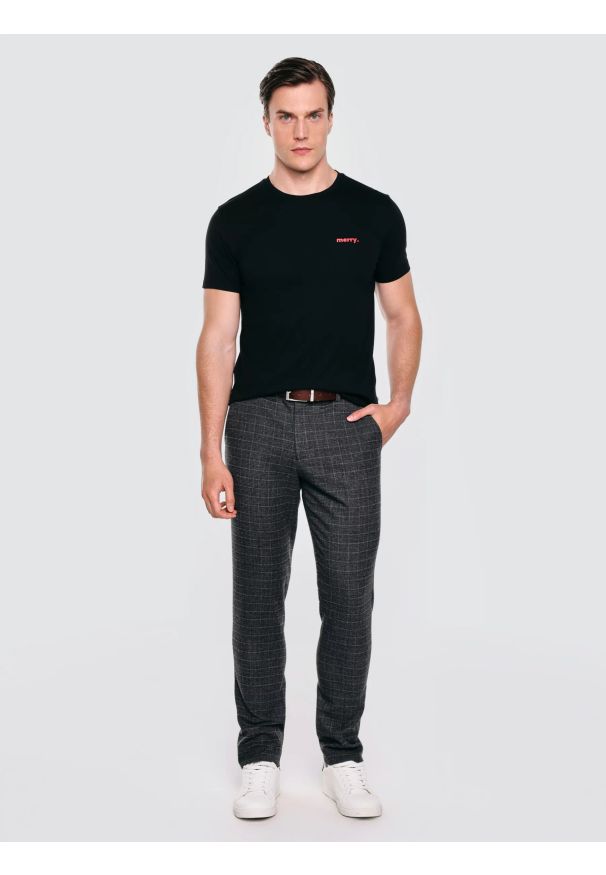 Big-Star - Koszulka męska z niewielkim nadrukiem na piersi czarna Karr 906. Okazja: na co dzień. Kolor: czarny. Materiał: dzianina, jeans. Długość rękawa: krótki rękaw. Długość: krótkie. Wzór: nadruk. Styl: wizytowy, casual, klasyczny, elegancki