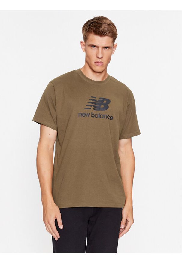 New Balance T-Shirt Essentials Stacked Logo Cotton Jersey Short Sleeve T-shirt MT31541 Brązowy Regular Fit. Kolor: brązowy. Materiał: bawełna