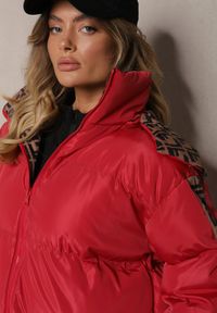 Renee - Czerwona Casualowa Kurtka Dwustronna Typu Puffer ze Ściągaczami i Kapturem Erisalanne. Okazja: na co dzień. Kolor: czerwony. Materiał: jeans. Styl: casual