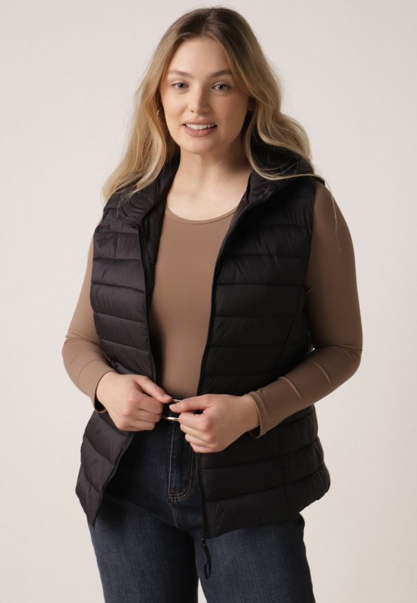 Born2be - Czarna Pikowana Kamizelka Przejściowa z Kapturem Neanissa. Okazja: na co dzień. Typ kołnierza: kaptur. Kolor: czarny. Materiał: jeans. Styl: casual