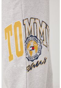 Tommy Jeans spodnie dresowe bawełniane DM0DM12949.PPYY męskie kolor szary z nadrukiem. Kolor: szary. Materiał: bawełna, dresówka. Wzór: nadruk #4