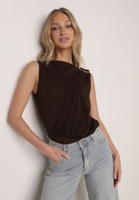 Born2be - Brązowe Marszczone Body z Dekoltem Łódka i Ozdobną Aplikacją na Ramieniu Carlenka. Okazja: na co dzień, na spotkanie biznesowe. Typ kołnierza: dekolt w łódkę. Kolor: brązowy. Materiał: materiał. Wzór: aplikacja. Styl: casual, biznesowy, wizytowy #6