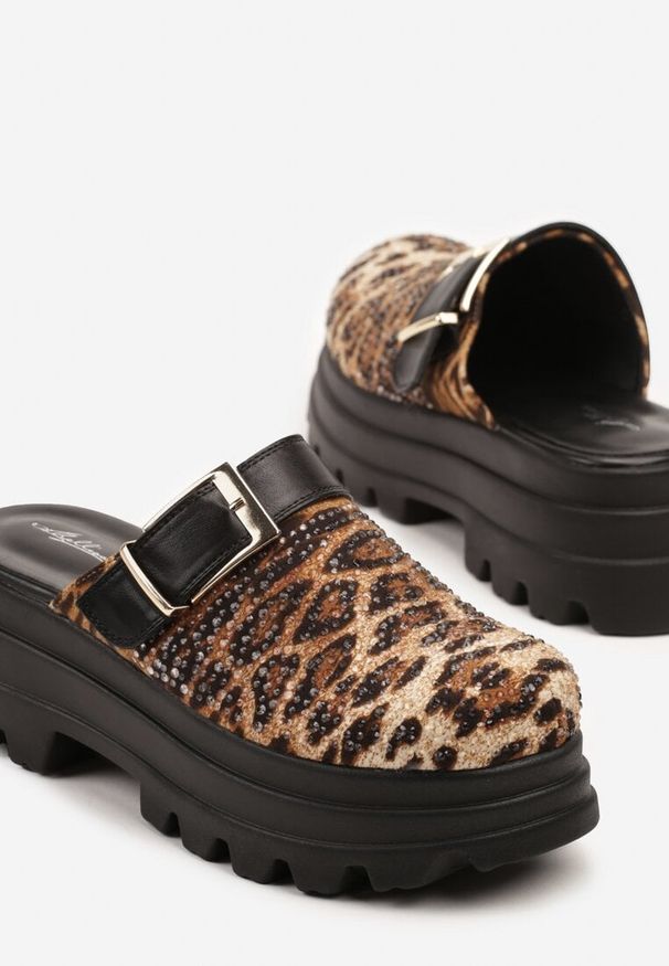 Born2be - Panterkowe Klapki Chodaki na Grubej Podeszwie z Paskiem z Klamrą Sorie. Okazja: na co dzień. Materiał: jeans. Styl: klasyczny, elegancki, casual