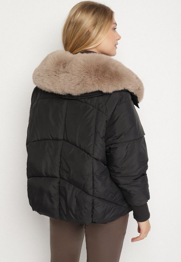 Born2be - Czarna Puchowa Kurtka Pikowana z Futrzanym Kołnierzem Lanivela. Okazja: do pracy, na co dzień, na spotkanie biznesowe. Kolekcja: plus size. Kolor: czarny. Materiał: futro, puch. Styl: casual, biznesowy