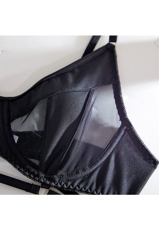 Intica - zestaw bieliźniany z ozdobnymi strapsami na romantyczne wieczory Merima. Kolor: czarny. Materiał: materiał