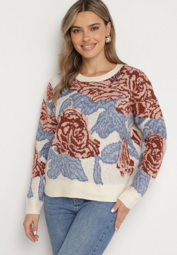 Born2be - Jasnobeżowy Sweter o Pudełkowym Kroju w Abstrakcyjny Wzór Przeszyty Metaliczną Nicią Savrielle. Okazja: na co dzień. Kolor: beżowy. Długość rękawa: długi rękaw. Długość: długie. Styl: elegancki, klasyczny, casual