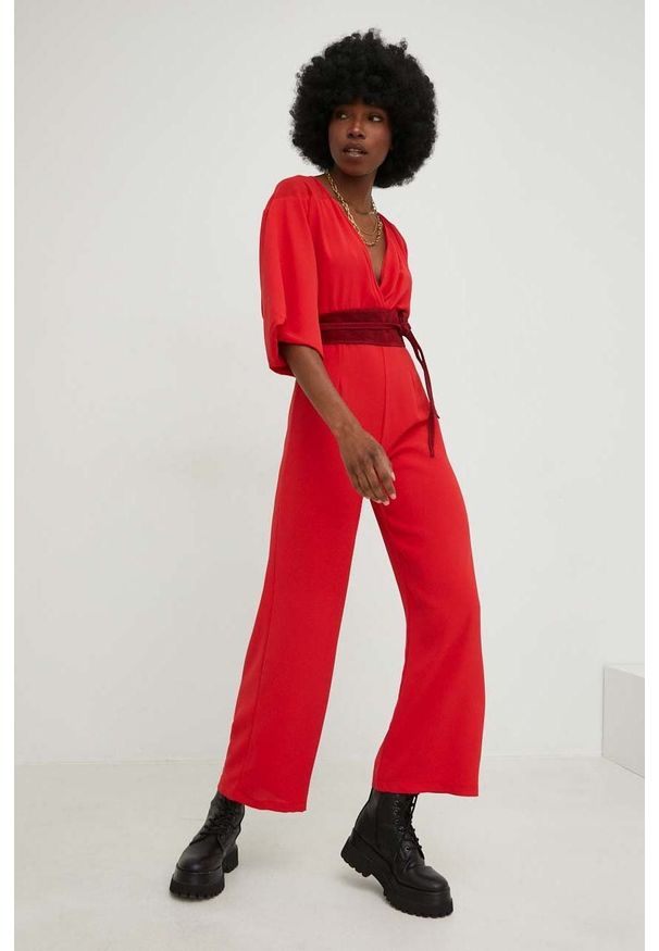 Answear Lab kombinezon kolor czerwony z dekoltem w szpic. Okazja: na co dzień. Kolor: czerwony. Materiał: tkanina. Długość rękawa: krótki rękaw. Długość: krótkie. Styl: wakacyjny