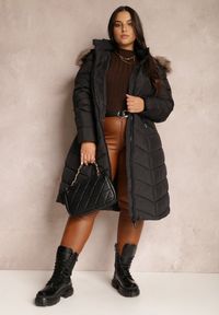 Renee - Czarna Kurtka Pikowana z Futerkiem Lawanna. Okazja: na co dzień. Kolekcja: plus size. Kolor: czarny. Materiał: futro. Długość rękawa: długi rękaw. Długość: długie. Wzór: aplikacja. Styl: casual, elegancki, wizytowy