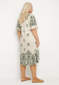 Born2be - Zielona Wiskozowa Sukienka w Stylu Boho z Frędzlami i Falbankami Korilia. Typ kołnierza: kołnierz z falbankami. Kolor: zielony. Materiał: wiskoza. Sezon: lato. Styl: boho #4