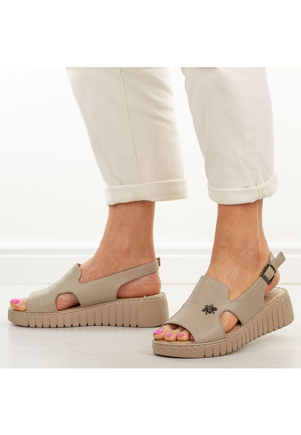 POTOCKI - Beżowe sandały damskie Potocki 12821. Okazja: na co dzień, na spacer. Kolor: beżowy. Materiał: skóra. Wzór: aplikacja. Sezon: wiosna, lato. Obcas: na platformie. Styl: wakacyjny, casual, klasyczny, elegancki