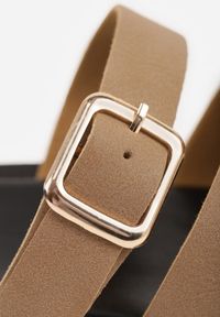 Renee - Ciemnobeżowe Klapki z Przekładanymi Paskami i Regulacją z Klamrą Celilye. Okazja: na co dzień. Kolor: beżowy. Materiał: koronka. Sezon: lato. Styl: casual, boho #3